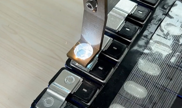 海目光激光焊接機在圓柱電池領(lǐng)域的解決方案